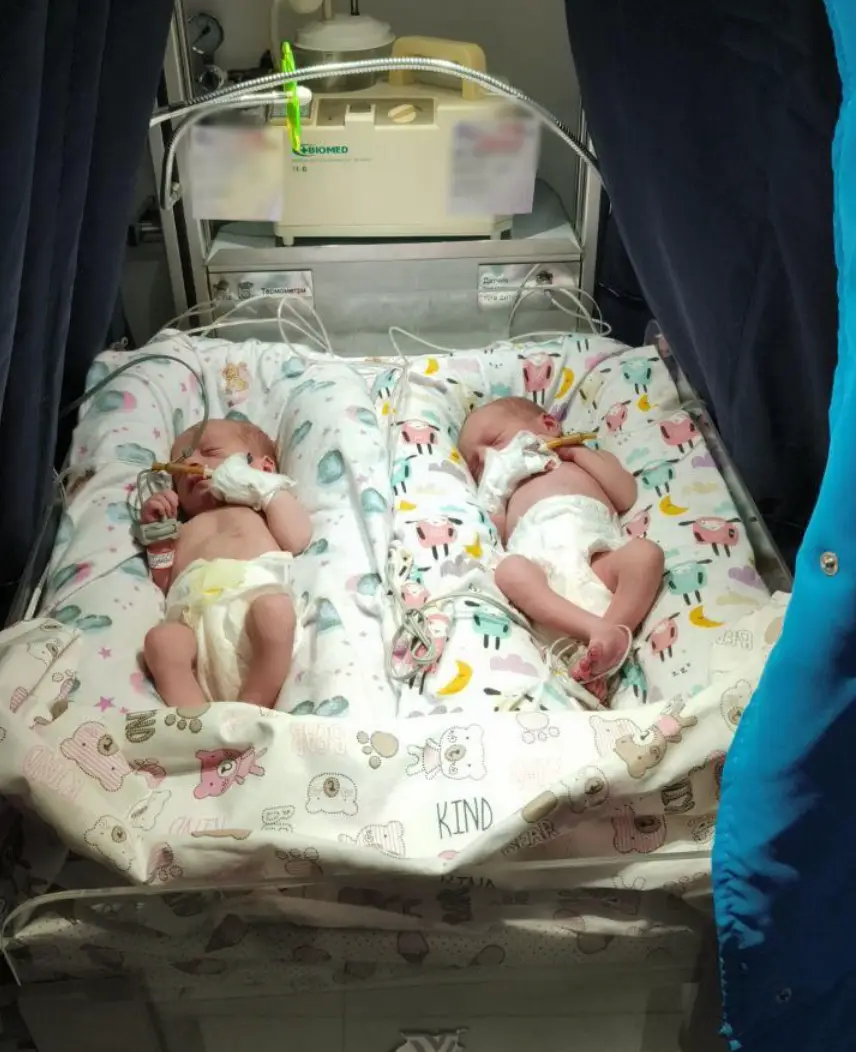 A neonatal care unit with medical devices