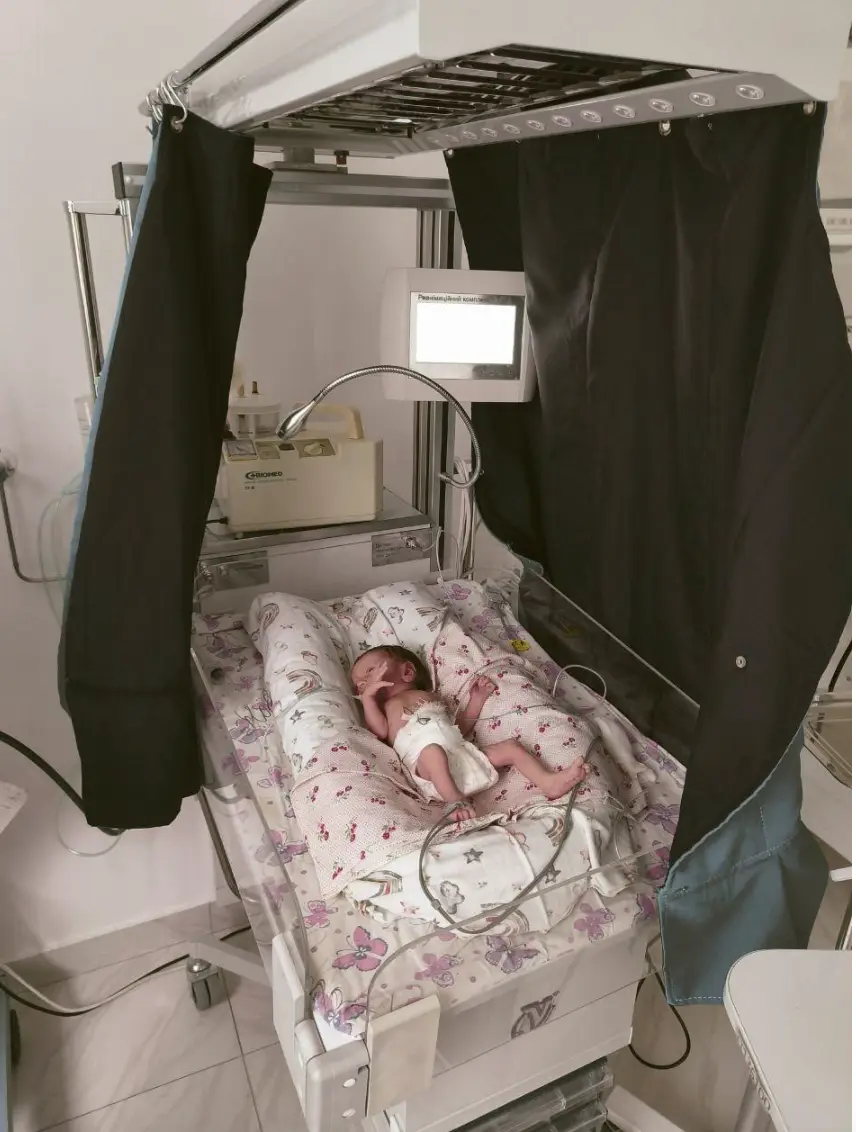 A neonatal care unit with medical devices