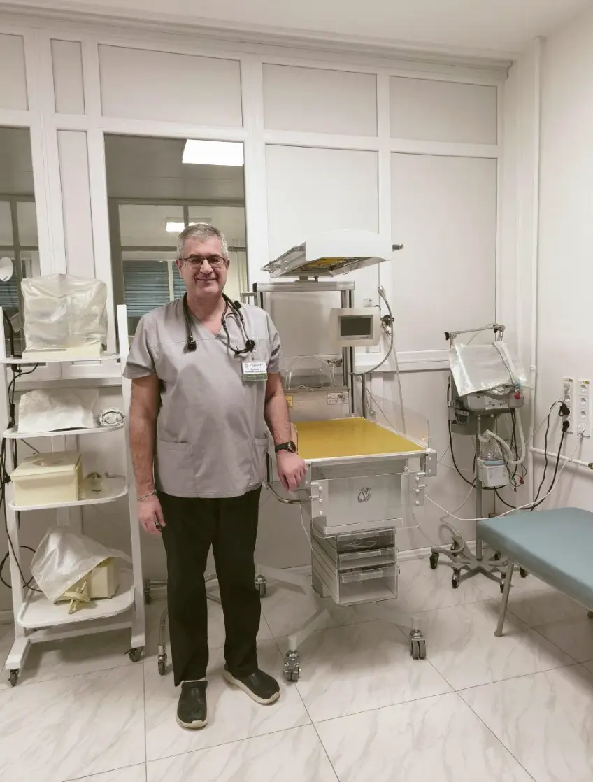 A neonatal care unit with medical devices